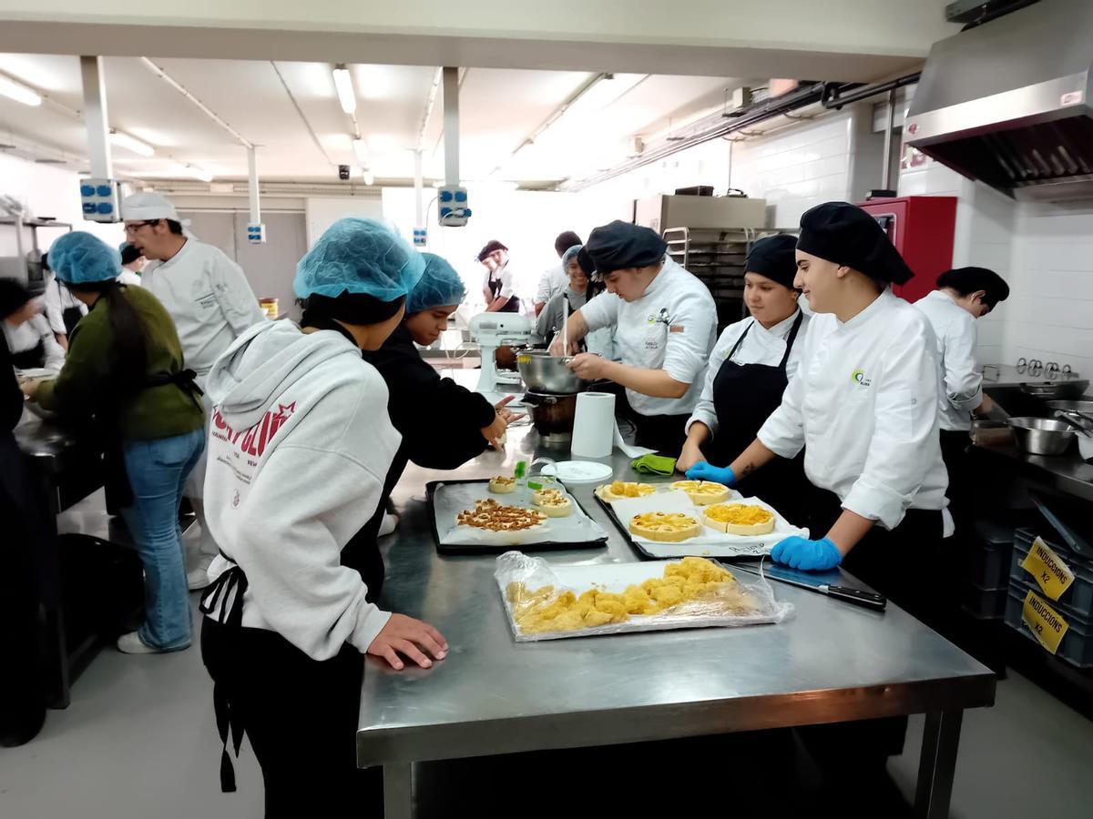 Un moment de la pràctica dels alumnes a l'obrador.
