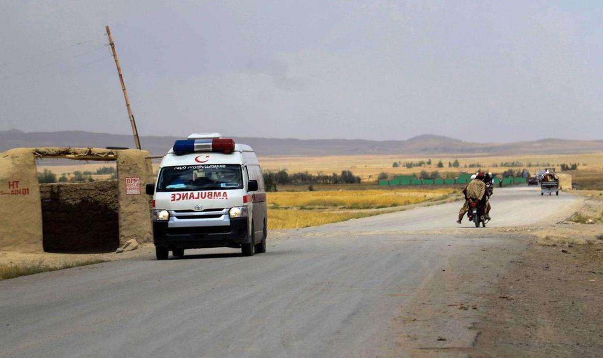 Paktia (Afghanistan), 22/06/2022.- An ambulance shifts injured victims of the earthquake from Paktia to hospitals in Ghazni, Afghanistan, 22 June 2022. More than 1,000 people were killed and over 1,500 others injured after a 5.9 magnitude earthquake hit eastern Afghanistan before dawn on 22 June, Afghanistan’s state-run Bakhtar News Agency reported. According to authorities the death toll is likely to rise. (Terremoto/sismo, Afganistán) EFE/EPA/STRINGER -- BEST QUALITY AVAILABLE --