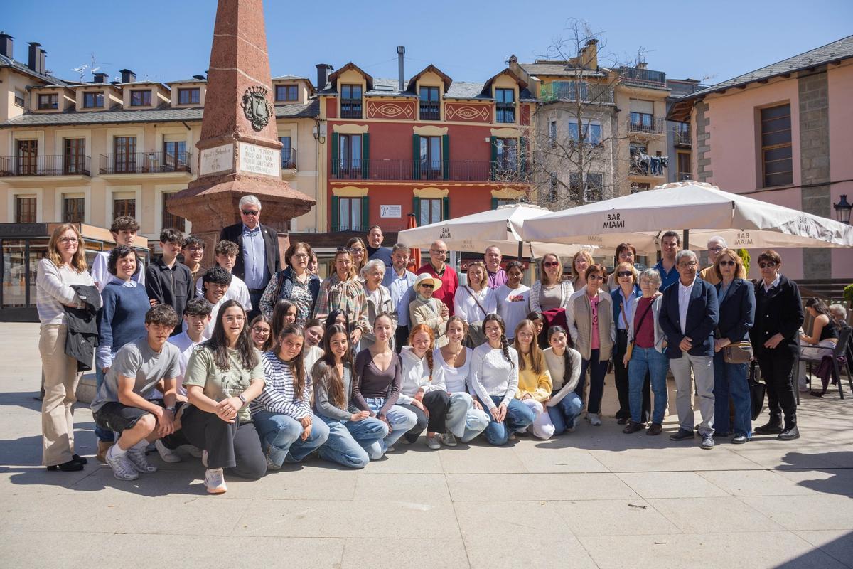 El grup que ha participat en l'acte d'homenatge als Herois