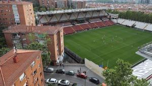 Vista del Estadio de Vallecas desde una vivienda cercana. EFE/Rodrigo Jiménez