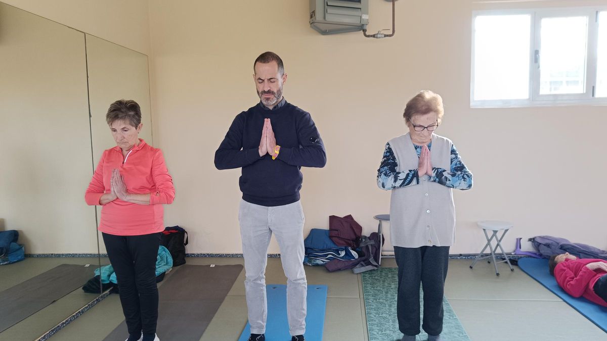 Pela izquierda, Carmen Álvarez, Ángel García y Argentina Cristóbal na clase de yoga de les instalaciones municipales de Lieres.