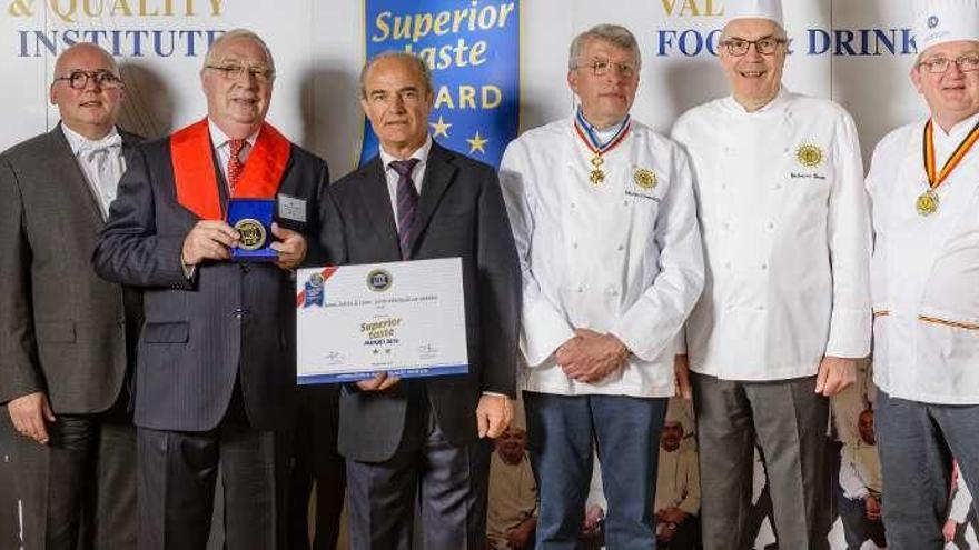 El director general de Coren, Emilio Rial, posa con el reconocimiento en Bruselas. // FDV