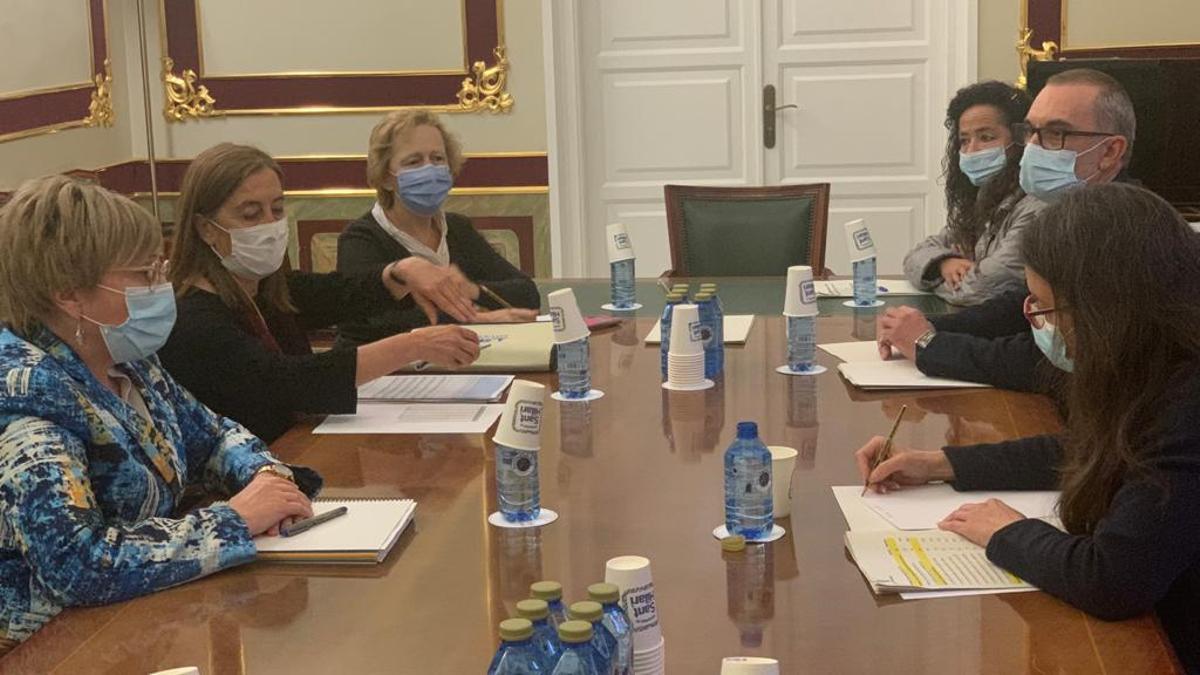 Momento de la reunión entre la vicepresidenta Mónica Oltra y la consellera de Sanitat, Ana Barceló.