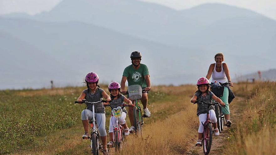 Una família gaudeix de la Cerdanya en bicicleta