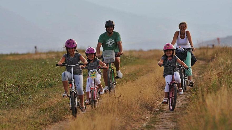 Una família gaudeix de la Cerdanya en bicicleta