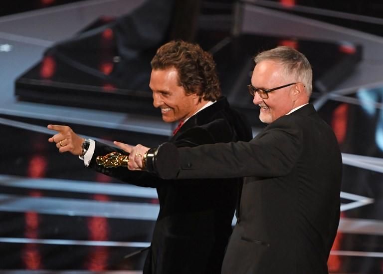 El editor Lee Smith celebra su premio con Matthew McConaughey.