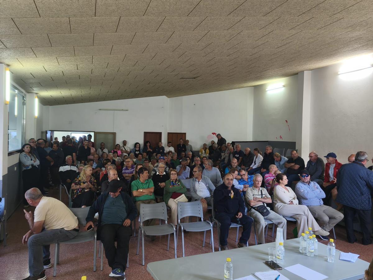 Vecinos y vecinas del barranco de Arguineguín en la reunión con Red Eléctrica y el Cabildo de Gran Canaria.