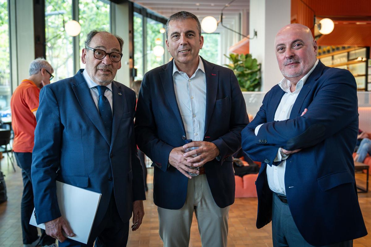 Barcelona 05/06/2025 Economía. Afterwork amb César González-Bueno, CEO Banc Sabadell Fa l'entrevista Albert Sáez. PERSONAS: Jordi Casas: Jordi Casas, designado consejero del Consejo Económico y Social (CES) en representación de Foment del Treball. Benito Reales: Banc Sabadell, director de Relaciones Institucionales y Seguridad Corporativa,  editor y máximo responsable de EDHASA. AUTOR: MANU MITRU