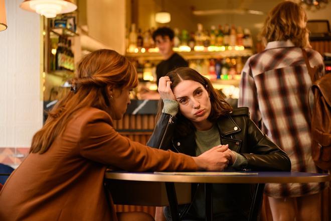 Susana Abaitua y María Valverde en una escena de 'Fuimos canciones', la nueva película española de Netflix