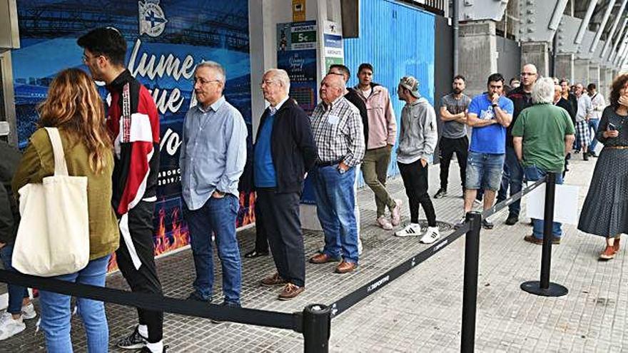 Colas en el estadio de Riazor para retirar los abonos.