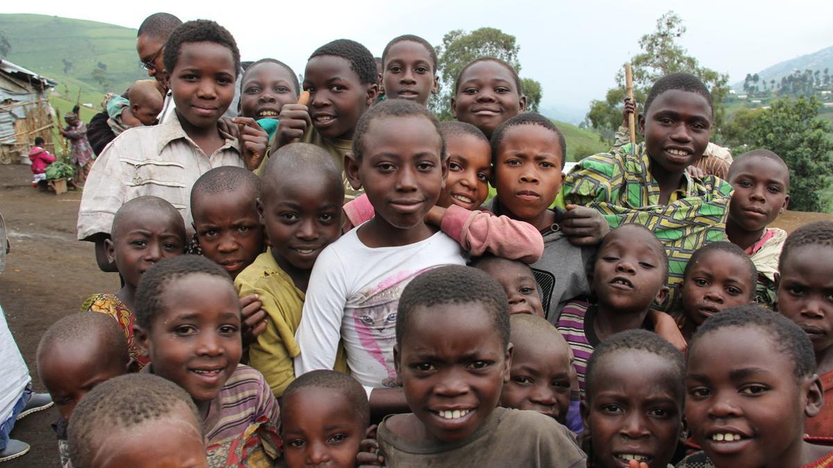 Un grupo de niños congoleños que han huido de la guerra que asola el país.