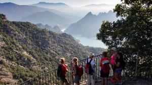 Unos excursionistas observan la vista desde el santuario de Lord.