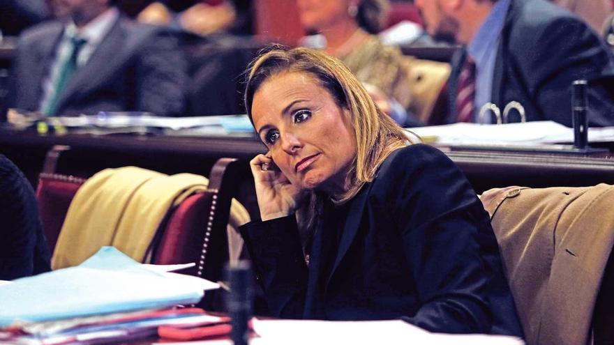 La portavoz parlamentaria del PP balear, Mabel Cabrer, en un pleno.