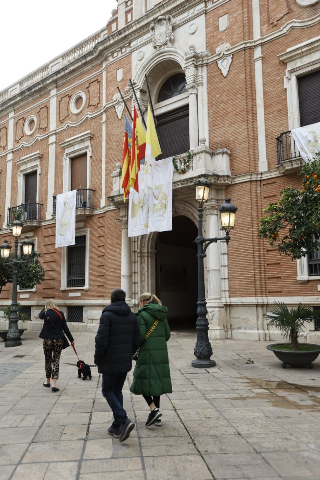 Banderas a media asta en el Arzobispado por la muerte del Papa Benedicto