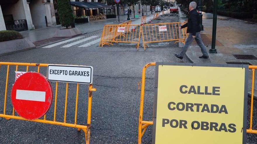 El entorno de la Plaza de Compostela de Vigo cortada por las obras de renovación de la calzada. // J. Lores
