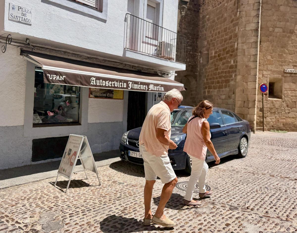 El ‘comercio de la Clarita’ resiste al paso del tiempo en el entorno de la plaza de Santiago.