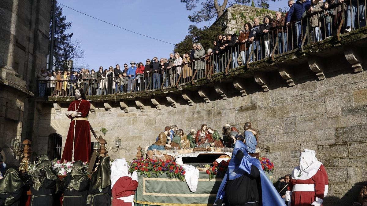 El lavatorio de los pies centra el Jueves Santo y da paso al día con más procesiones de la Semana Santa compostelana