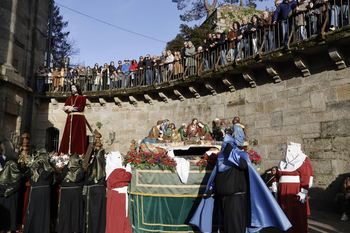 El lavatorio de los pies centra el Jueves Santo y da paso al día con más procesiones de la Semana Santa compostelana El lavatorio de los pies centra el Jueves Santo y da paso al día con más procesiones de la Semana Santa compostelana