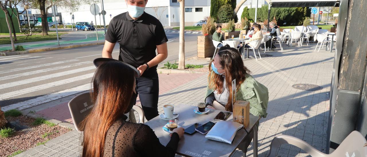 Un camarero en una cafetería de Vila-real, la ciudad con menos paro de la Comunitat entre las de mayor población.