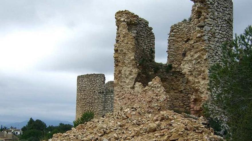 Parte del molino protegido en el Montgó se derrumbó y su aspecto ha quedado como se puede observar en la imagen; al lado, el molino antes de los desprendimientos