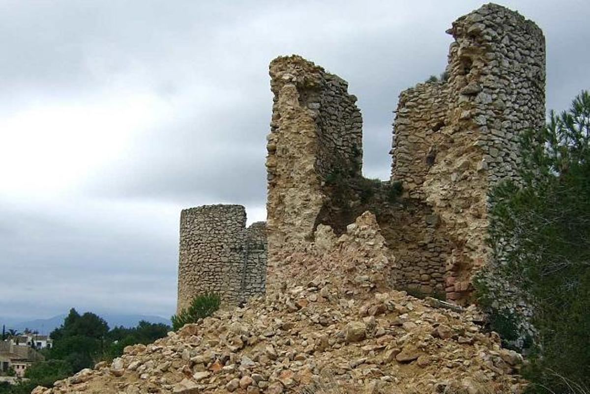 Parte del molino protegido en el Montgó se derrumbó y su aspecto ha quedado como se puede observar en la imagen; al lado, el molino antes de los desprendimientos