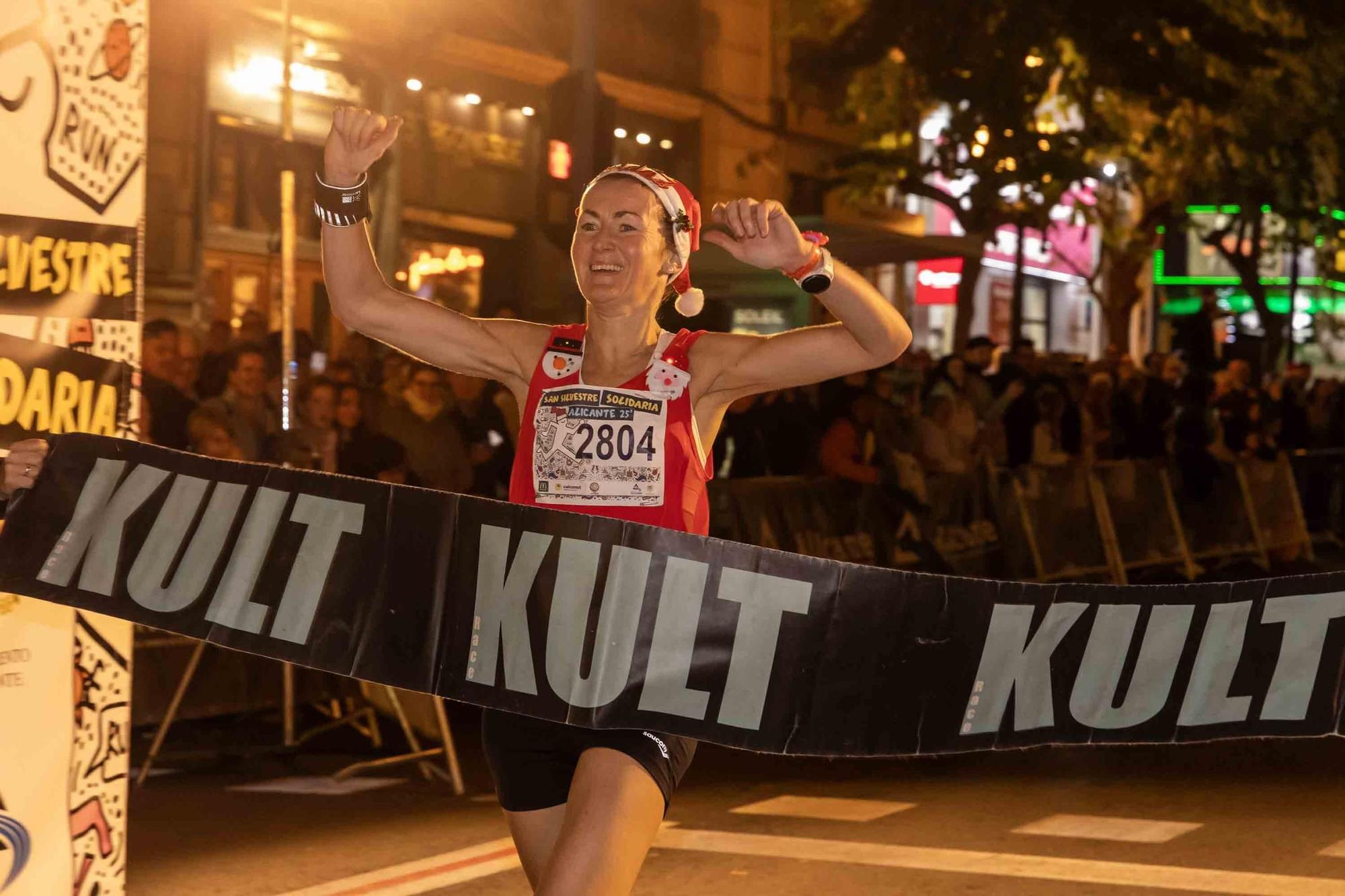 La San Silvestre de Alicante llena de colorido la ciudad