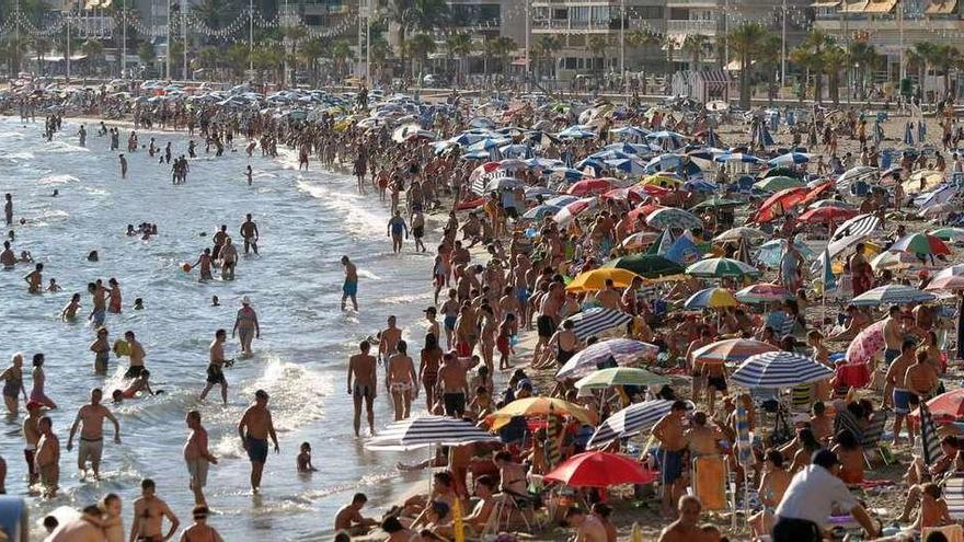 Turistas en la playa de Poniente de Benidorm (Alicante), una de las zonas de actuación de los &#039;chiringuitos financieros&#039;.