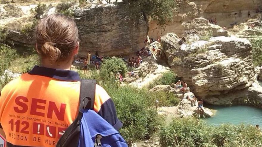 Voluntarios de Protección Civil vigilan el Salto del Usero cada fin de semana ante cualquier incidencia.