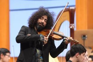 La emoción de Ara Malikian al volver a tocar el violín tras su accidente en un avión