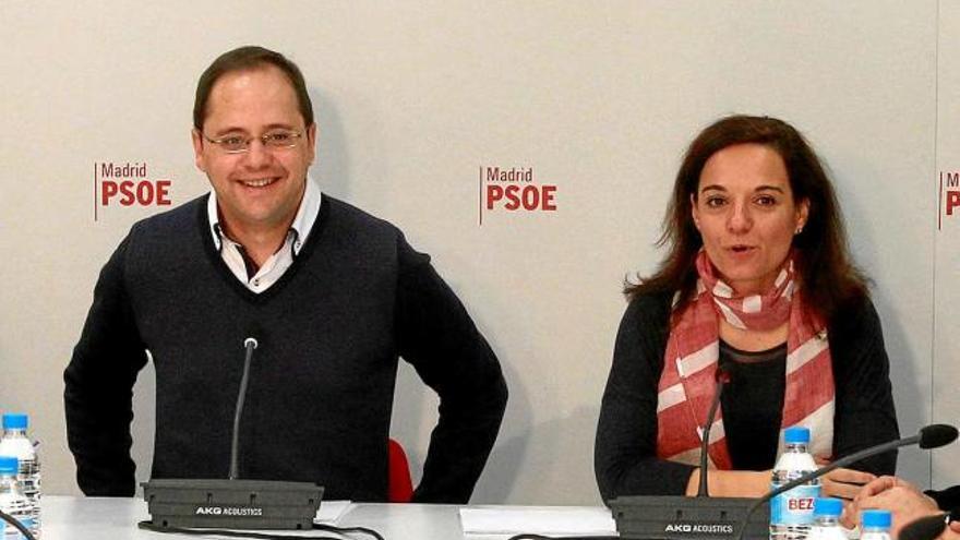 El secretari d&#039;Organització del PSOE, César Luena, amb Sara Hernández