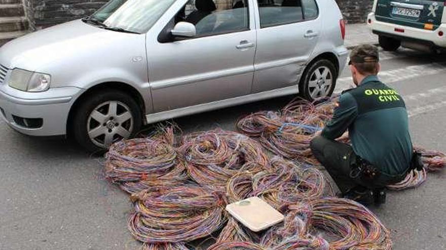 El cobre recuperado y el coche en el que se ocupó el metal robado.