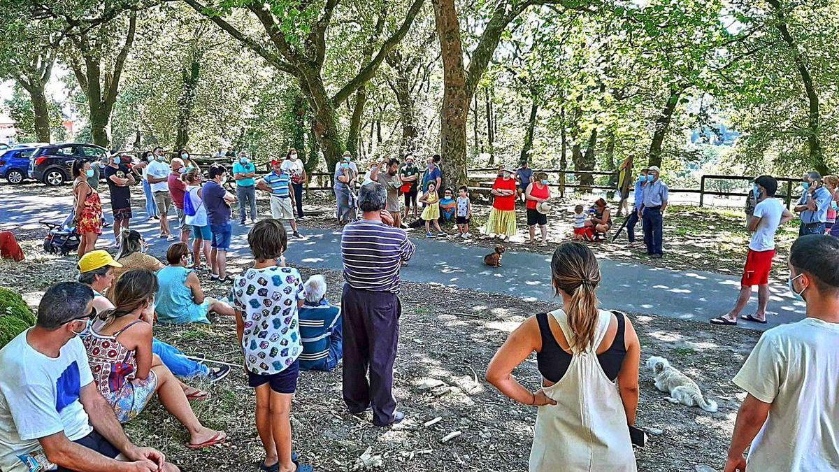 El calor de la jornada trasladó la asamblea vecinal a la Carballeira do Campo do Medio.