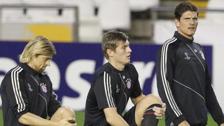 Los jugadores del Bayern de Múnich se ejercitan en Mestalla.