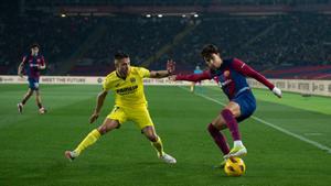 João Félix controla el balón ante Kiko Femenia en el Barça-Villarreal de Montjuïc.