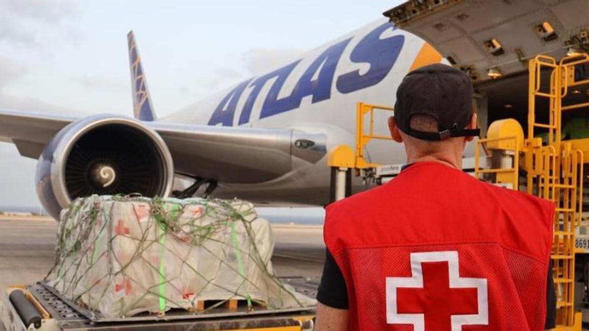 Cruz Roja española junto a un cargamento dirección Venezuela