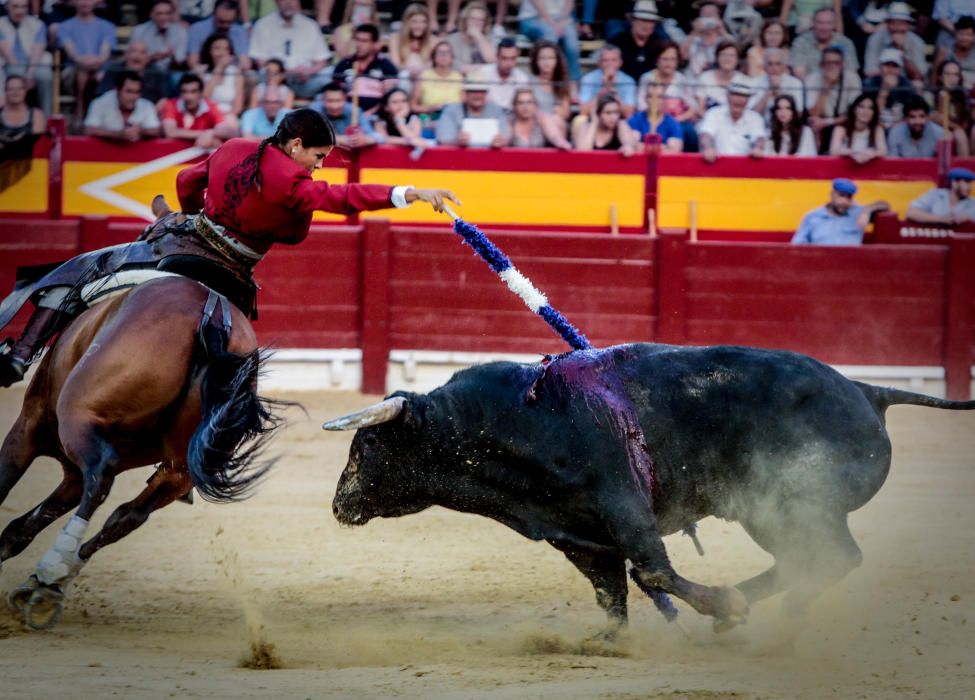 Con casi lleno en la plaza, en tarde fresca y apacible finalizó la Feria de Hogueras con la corrida de rejones