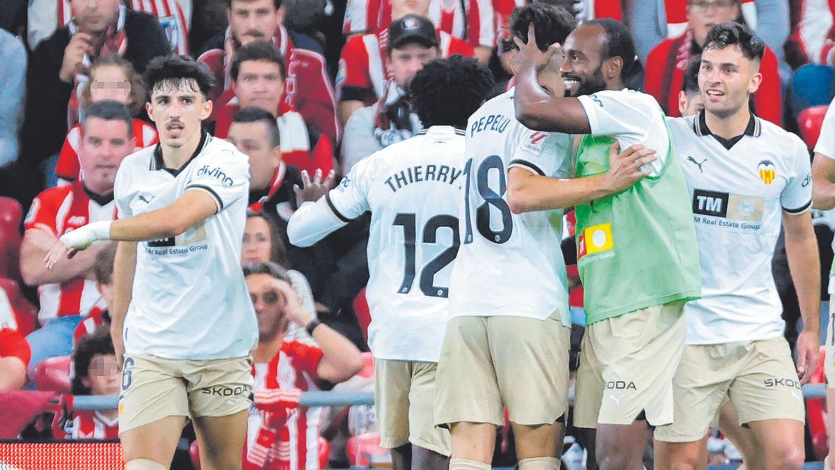 Los jugadores del Valencia se abrazan al descanso del partido de San Mamés