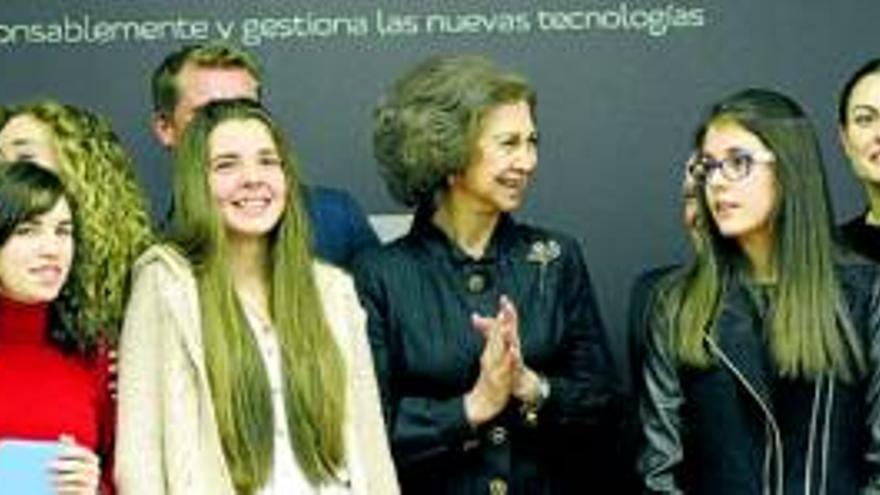 La reina entrega en Madrid los premios del juego &#039;Conectados&#039;