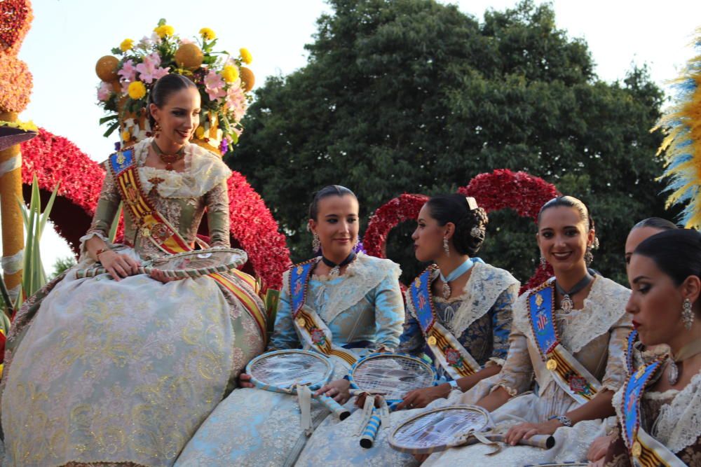 Tres generaciones de falleras en la Batalla de Flores