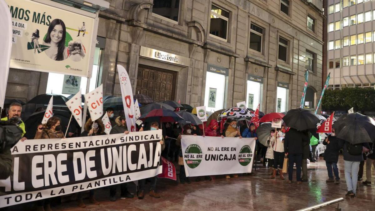 Concentración de trabajadores de Unicaja Banco ante la sede regional de la entidad, en la plaza de la Escandalera, en Oviedo. | Irma Collín