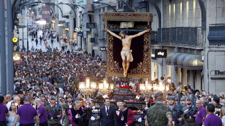 Multitudinaria procesión del Cristo de la Victoria por las calles de Vigo