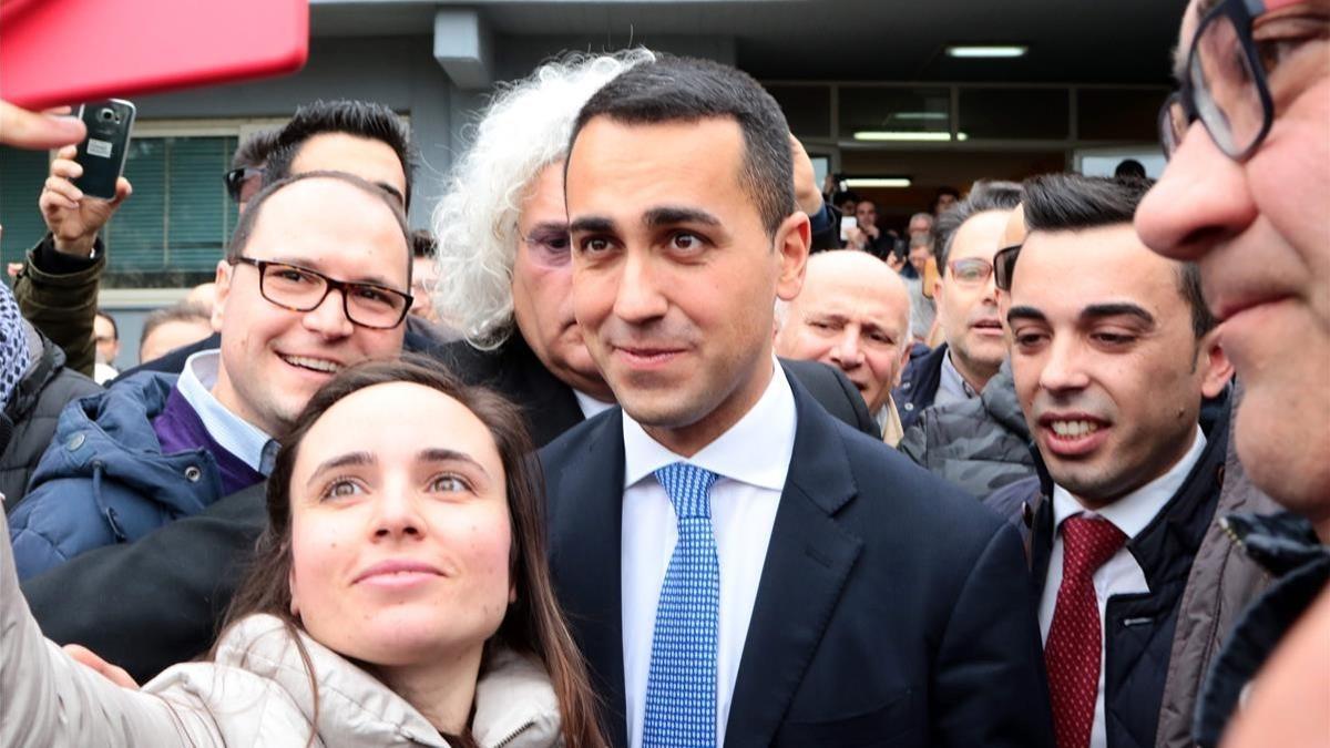 Luigi Di Maio, con simpatizantes tras votar en Nápoles