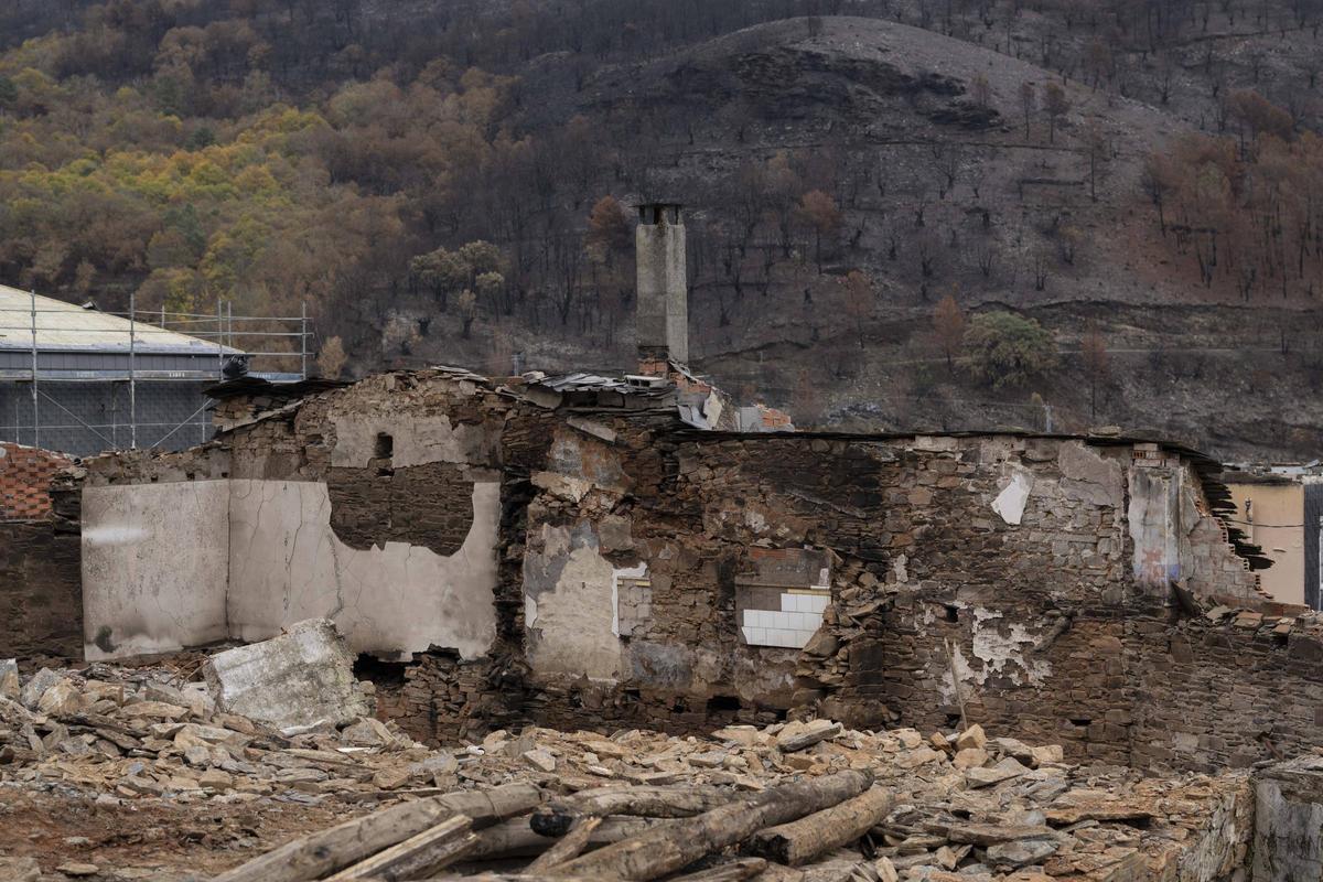 Vista de una casa de San Vicente de Leira, en Ourense, tras los incendios del pasado verano.
