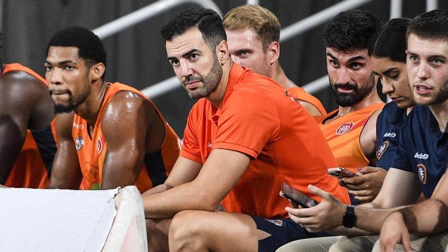 Luis Parejo, en el centro de la imagen, sentado en el banquillo en el Cáceres-Morón de pretemporada.