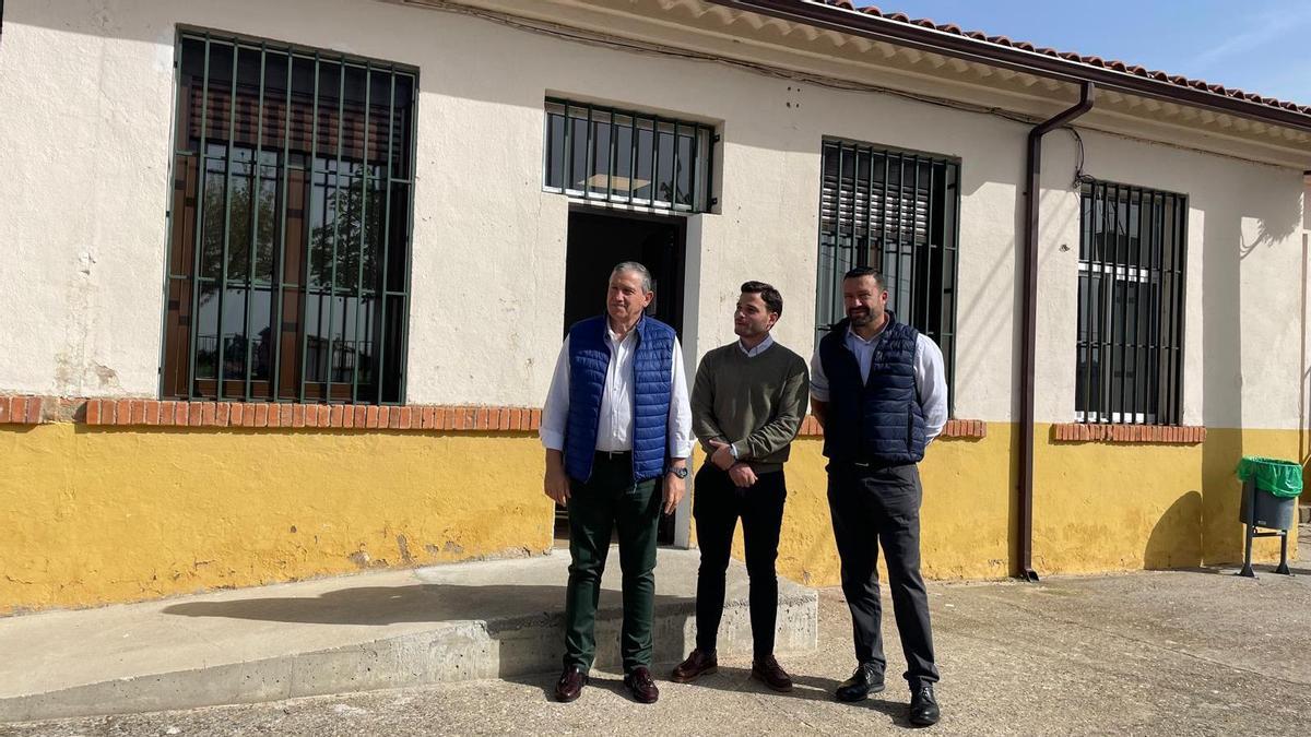 Javier Faúndez, Juan del Canto y Manuel Martín en la presentación del renovado salón cultural de Villalazán.