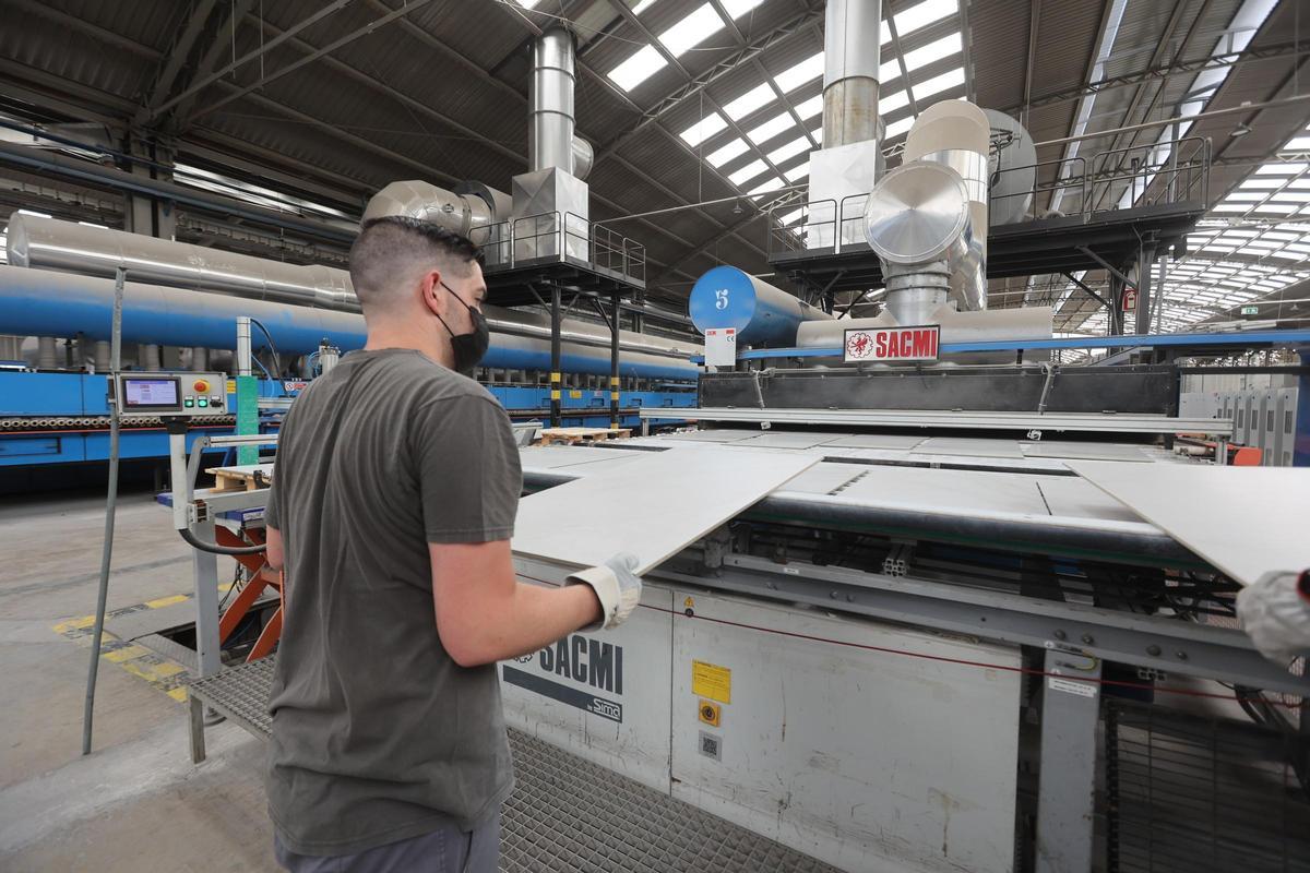 Operario de una empresa cerámica de Castellón.