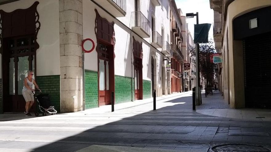 El carrer Sant Pau de Figueres actualment tancat al trànsit rodat en un tram proper a la Rambla