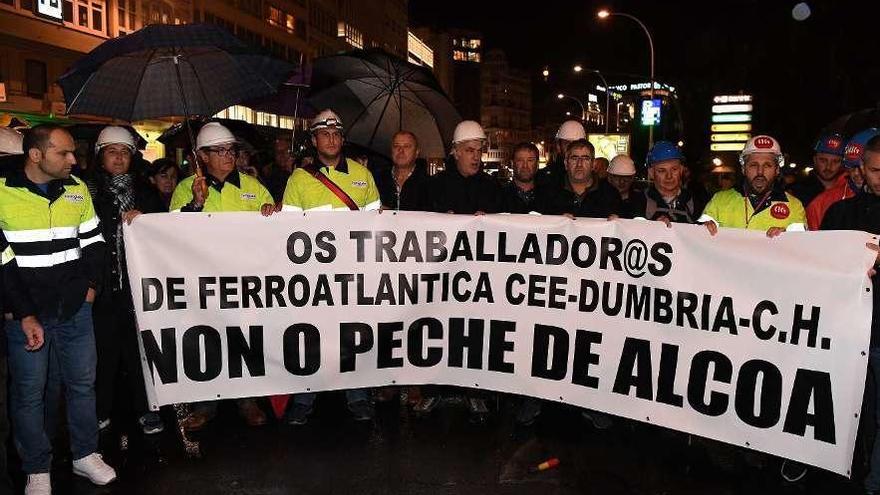 Trabajadores de Ferroatlántica en una reunión con el conselleiro de Industria, ayer en Santiago.