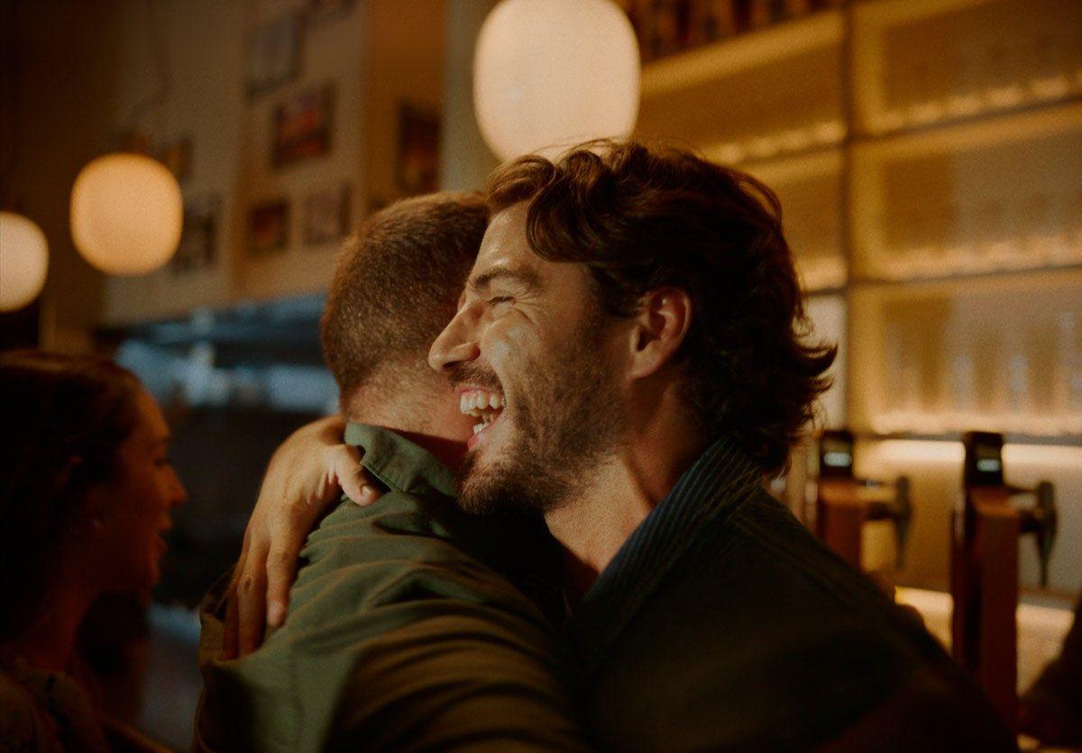 Maxi Iglesias abraza a un amigo en el anuncio de Mahou Cinco Estrellas