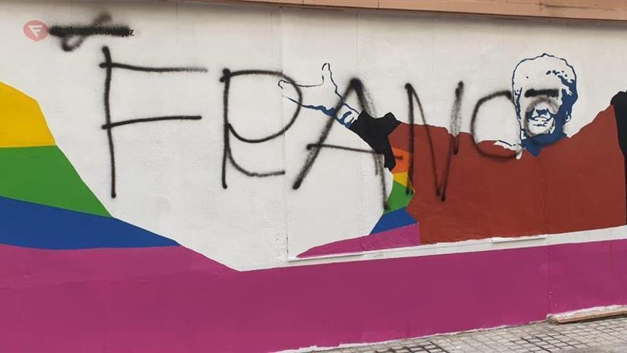 Ensucian con una pintada franquista un mural de Los Palomos